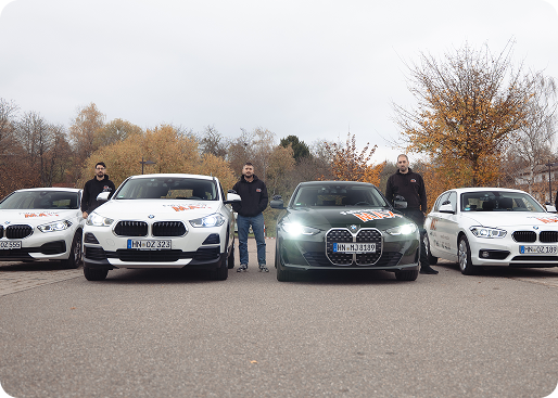 Team mit Fahrschulwagen